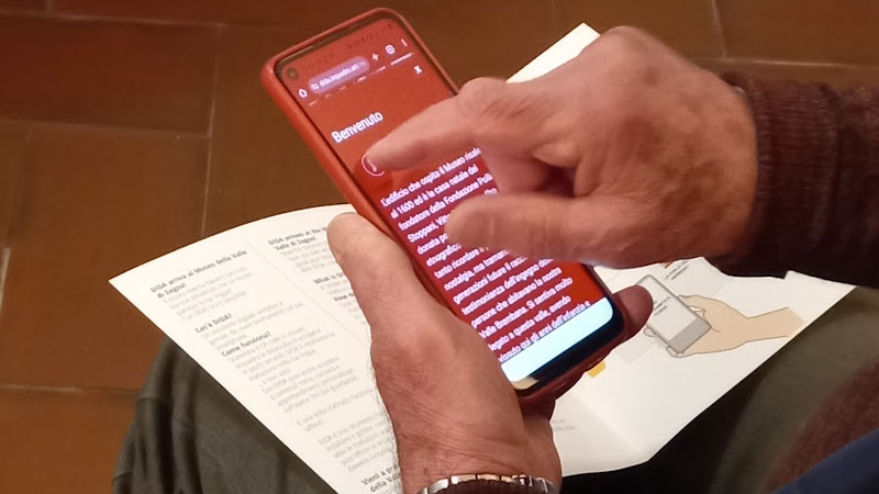 Uso su smartphone in sala