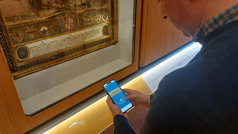 DIDA durante la visita: interazione con smartphone davanti alla teca