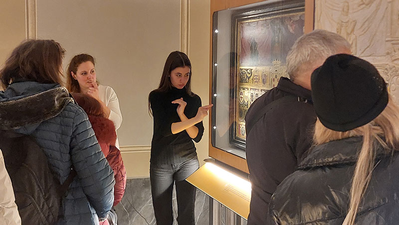 Interprete LIS durante la visita e spiegazione in sala