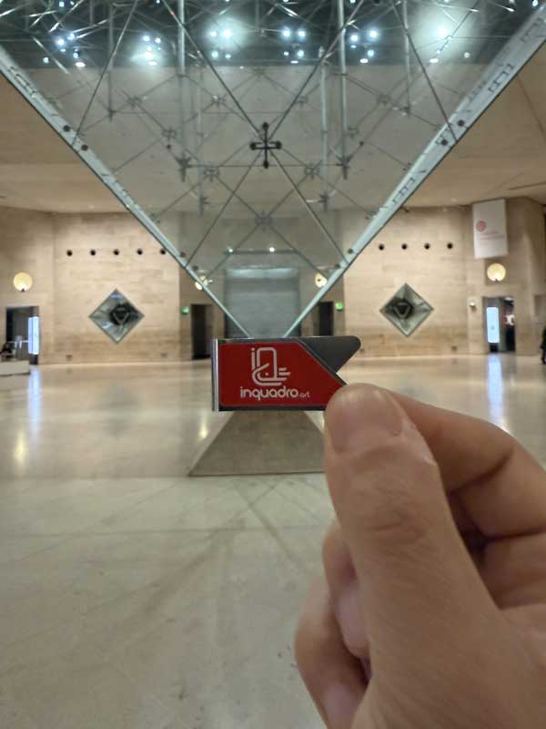 InQuadro alla piramide del Louvre