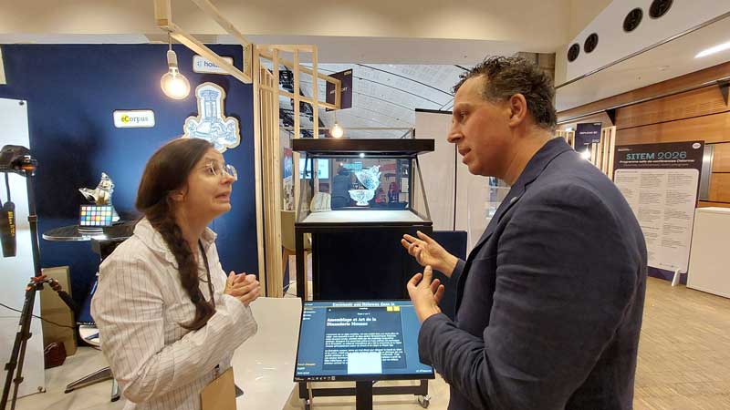 Giuseppe discute con il team di Holusion