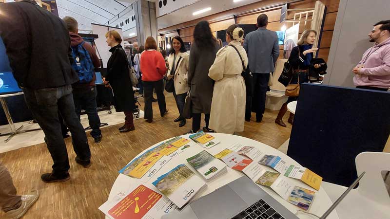 Lo stand InQuadro durante l’apertura del salone espositivo: flyer app inquadro e DIDA